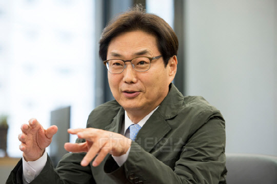 원희목 한국제약바이오협회장은 글로벌 제약바이오 산업이 자동차와 반도체를 합친 거대 시장인 만큼 우리 기업들이 제대로 된 승부를 벌일 수 있도록 집중도 있는 정부 거버넌스와 정책이 이뤄져야 한다고 강조했다.  유동일기자 eddieyou@